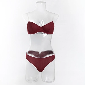 Détail d'un ensemble de lingerie côtelé rouge foncé avec bordures en dentelle blanche