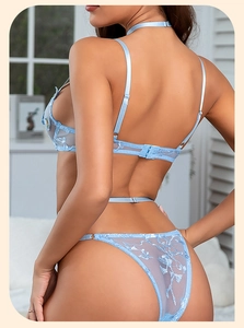 Détails de la broderie en dentelle et des bretelles à l'arrière de l'ensemble bleu ciel