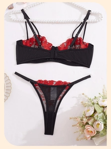 Completo intimo in rete nera con ricami floreali rossi e decorazioni con perle