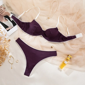 Ensemble de lingerie côtelé violet foncé avec bordures en dentelle blanche