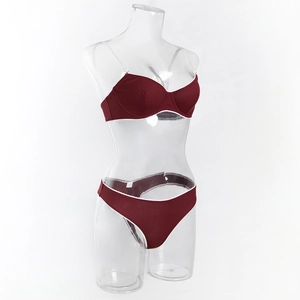 Détail d'un ensemble de lingerie côtelé bordeaux avec dentelle blanche et bretelles amovibles