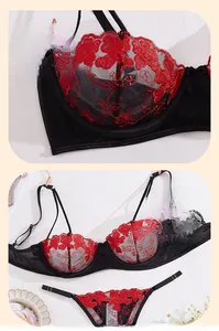 Dettaglio del ricamo floreale rosso su reggiseno in pizzo a rete e slip abbinati