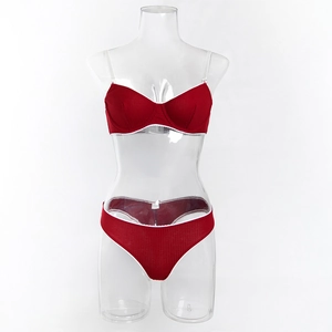 Détail d'un ensemble de lingerie côtelé rouge foncé avec dentelle blanche et bretelles