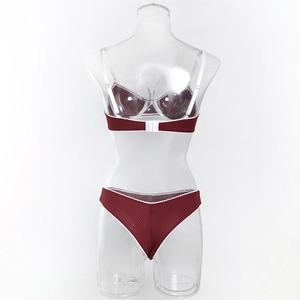 Détails d'un ensemble de lingerie bordeaux côtelé avec bordures et bretelles contrastées