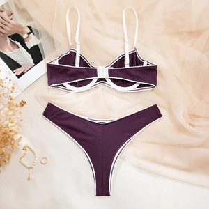Détail de l'ensemble de lingerie côtelé bordeaux avec bordure blanche et texture fine