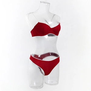 Détail de l'ensemble de lingerie côtelé bordeaux avec bordure festonnée blanche sur mannequin