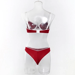 Détail d'un ensemble de lingerie côtelé bordeaux avec bordure blanche sur mannequin