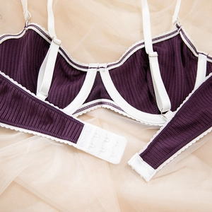 Détail de l'attache arrière et des bretelles réglables du soutien-gorge côtelé