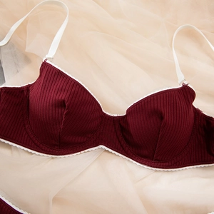 Soutien-gorge bordeaux en maille côtelée avec bordure en dentelle blanche sur tulle beige
