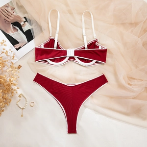 Ensemble lingerie bordeaux côtelé avec bordure blanche et armatures en vue à plat