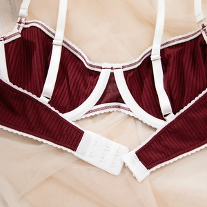 Détail du soutien-gorge côtelé bordeaux avec dentelle blanche et boucle de fermeture à l'arrière