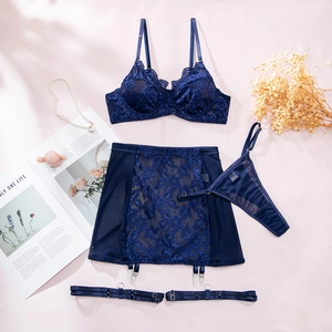 Detaillierte Flachbildansicht des marineblauen Spitzen-Lingerie-Sets mit Bügel-BH