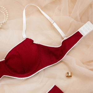 Détail de soutien-gorge côtelé bordeaux avec dentelle blanche et bretelles réglables