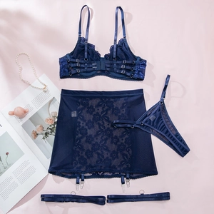 Flachbild von dunkelblauem Spitzen-Lingerie-Set mit Strapsen und Perlen-Accessoires