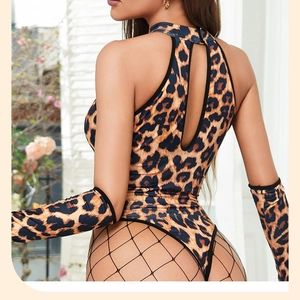 Ensemble body sexy à motif léopard avec bas résille et manches, vue de dos sur modèle