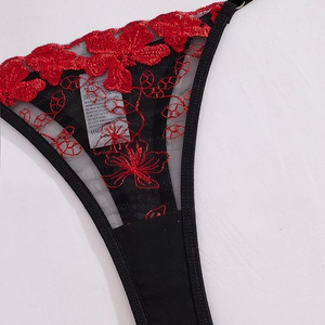 Perizoma in mesh nero con ricamo floreale rosso e dettagli in pizzo semitrasparente