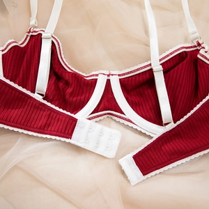 Détail du dos d'un soutien-gorge côtelé bordeaux avec dentelle blanche et bretelles