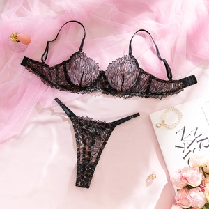 Détail d'un ensemble de lingerie en dentelle léopard avec soutien-gorge et string