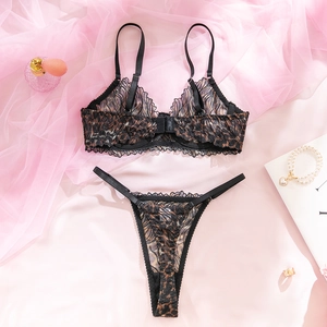 Ensemble lingerie léopard en dentelle avec soutien-gorge à armatures et string assorti
