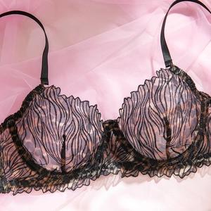 Détail de la broderie en dentelle zébrée et doublure léopard sur un soutien-gorge noir