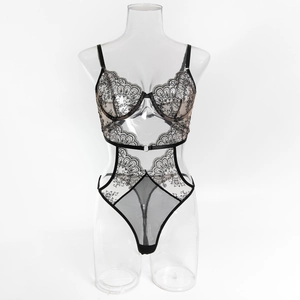 Détail de la broderie florale et de l'armature sur un body en dentelle noire sexy