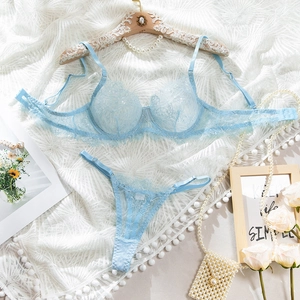 Vue à plat détaillée d'un ensemble de lingerie en dentelle bleu clair avec soutien-gorge