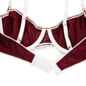 Soutien-gorge bordeaux côtelé avec bordure blanche et bretelles réglables