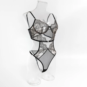 Détail de la broderie florale et du mesh transparent sur un body sexy noir