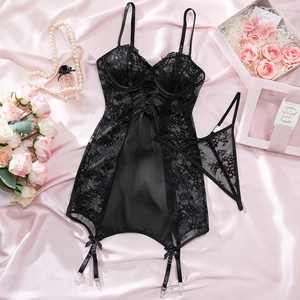 Ensemble de lingerie en dentelle noire avec porte-jarretelles sur soie rose fluide