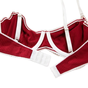 Soutien-gorge push-up rouge côtelé avec bordure blanche et bretelles réglables sexy
