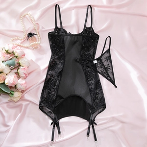 Vue détaillée d'une chemise en satin et dentelle noire avec porte-jarretelles et perles