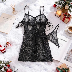 Ensemble de lingerie en dentelle noire avec rubans dans un décor de Noël festif