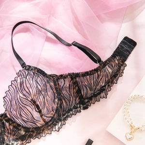 Détail du soutien-gorge léopard avec bordure en dentelle cil et bretelles noires