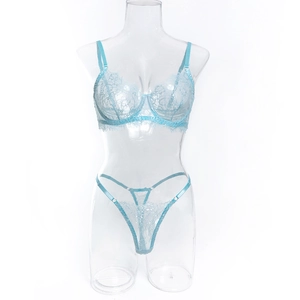 Détail de l'ensemble lingerie en dentelle bleu clair avec soutien-gorge et string assorti