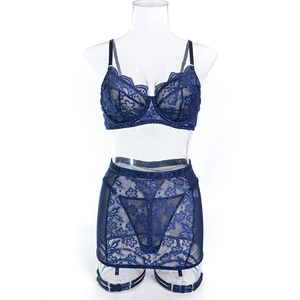 Detailansicht des dunkelblauen Spitzen-Dessous-Sets mit Bügel-BH und Strapsgürtel