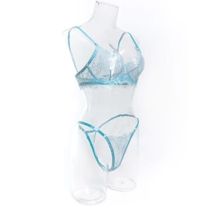 Détail d'un ensemble de lingerie en dentelle bleu clair avec soutien-gorge et string