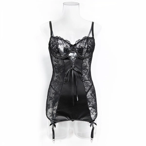 Détail d'un teddy en dentelle et satin noir avec broderie florale et laçage