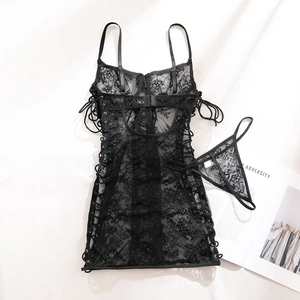 Vue détaillée d'un ensemble de lingerie en dentelle noire avec motifs floraux et lacets