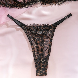 Gros plan sur un slip léopard avec bordure en dentelle noire et sangles réglables