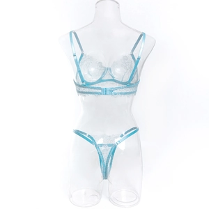 Vue détaillée d'un ensemble de lingerie en dentelle bleu clair avec soutien-gorge à armatures