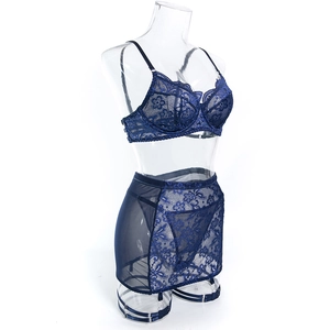 Detailansicht von dunkelblauem Spitzen-Lingerie-Set mit Bügel-BH und floralem Strapsgürtel