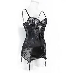 Détail d'un body en dentelle et satin avec laçage croisé et porte-jarretelles réglables