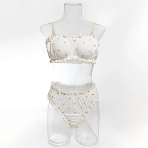 Détail de l'ensemble lingerie à motif cerise avec bords à volants et texture côtelée