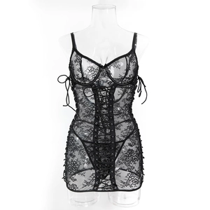 Détails de la lingerie en dentelle florale noire avec bonnets à armatures et laçage latéral
