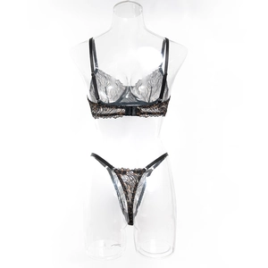 Détail d'un ensemble de lingerie léopard avec soutien-gorge à armatures et string assorti