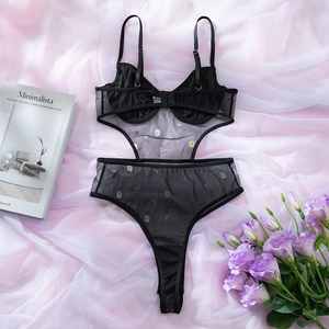 Nahaufnahme eines schwarzen Body mit Blumenstickerei und Bügeln aus feiner Spitze