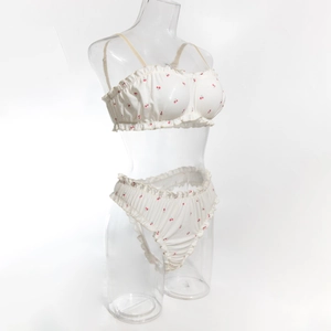 Détail d'un ensemble de lingerie en coton à motif cerise avec bords à volants et bretelles