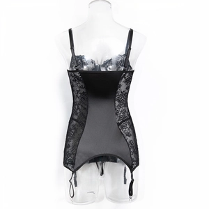 Vue détaillée du body en dentelle et satin noir avec bretelles et jarretelles réglables