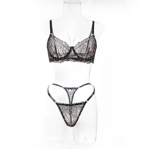 Détail d'un ensemble de lingerie léopard en dentelle avec armatures et string assorti