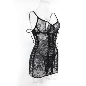 Détail du corset en dentelle noire avec bonnets à armatures et liens de serrage